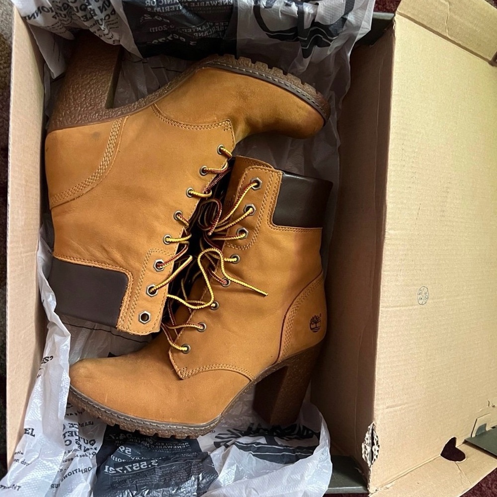 Women’s Timberland heeled Boots  Sz 6.5 in excellent condition